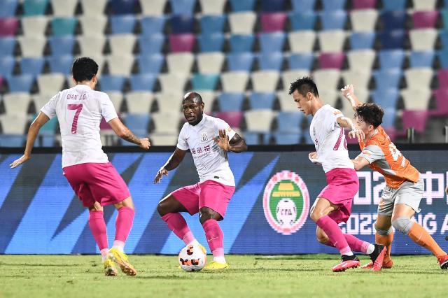 申花输出巴索戈的“深思”：为何危局下仍能独树一帜