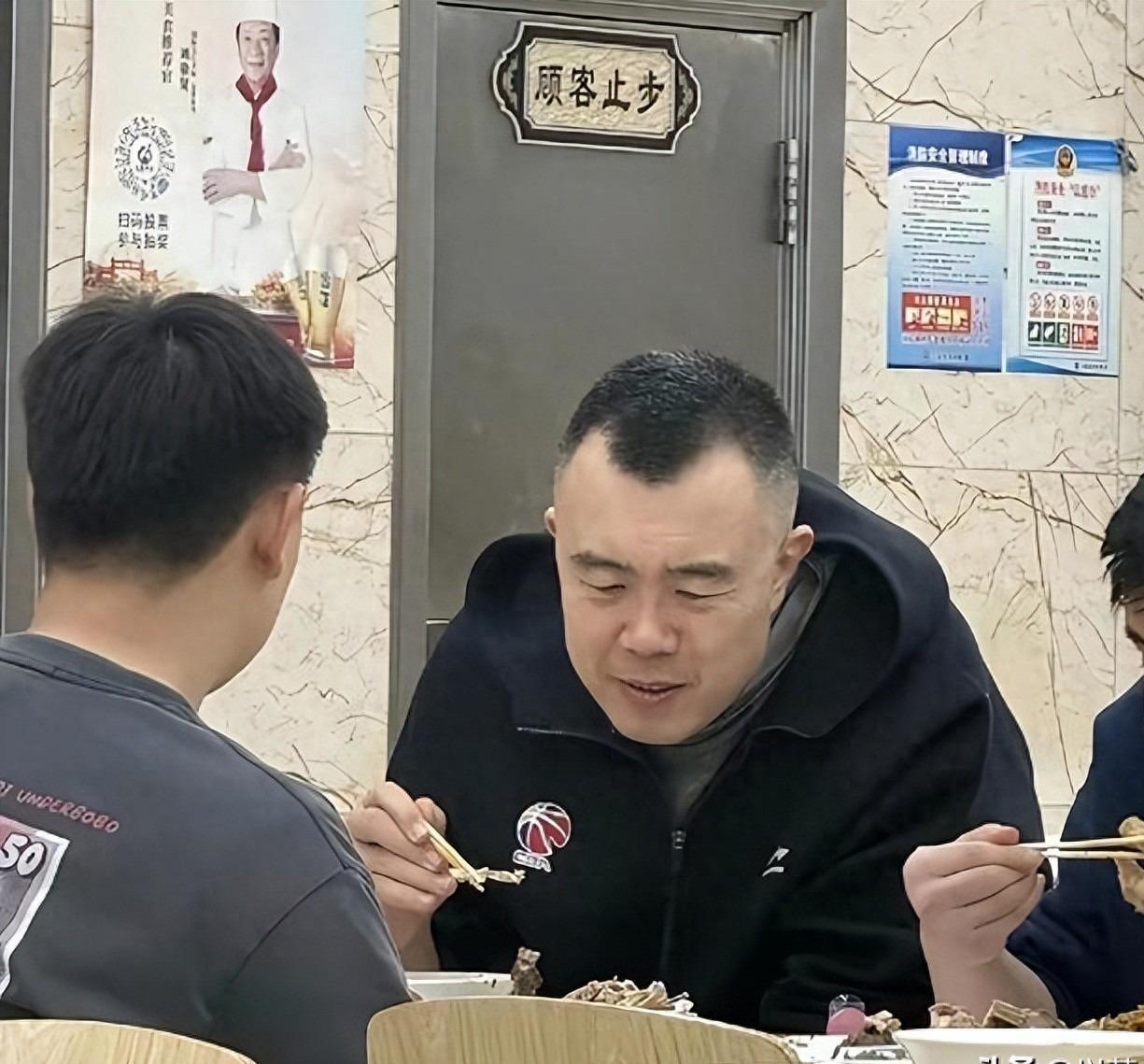 天天赢球-38岁韩德君现状：退役拒当教练，弃百万年薪进编制，每天准点下班